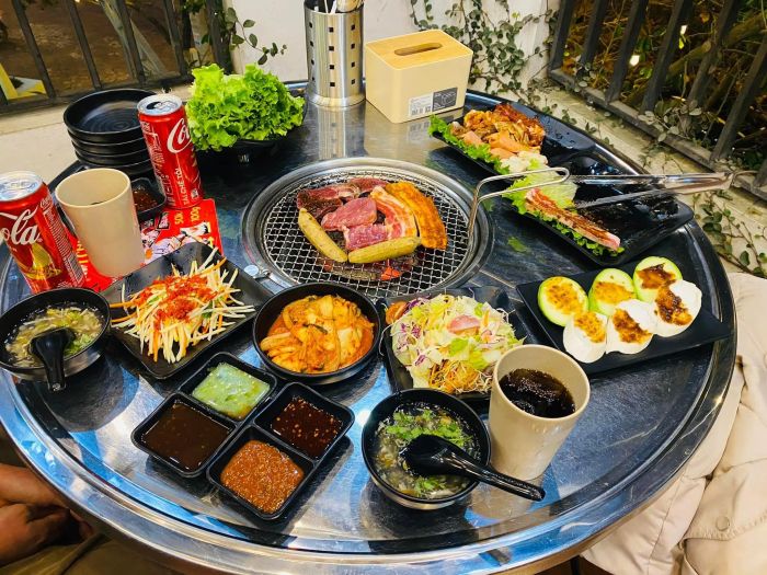 Quầy buffet đa dạng tại Kim Chi Đỏ - Ảnh 2