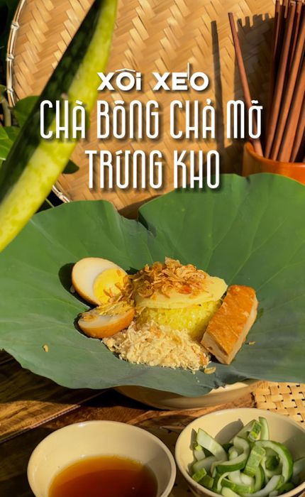 Xôi Xéo Bà 3 Béo ảnh 1 - Bức tranh ẩm thực đầy màu sắc với lớp xôi vàng ươm phủ đầy đậu xanh mịn, điểm xuyết hành phi vàng giòn cùng miếng thịt kho trứng vàng ruộm hấp dẫn.