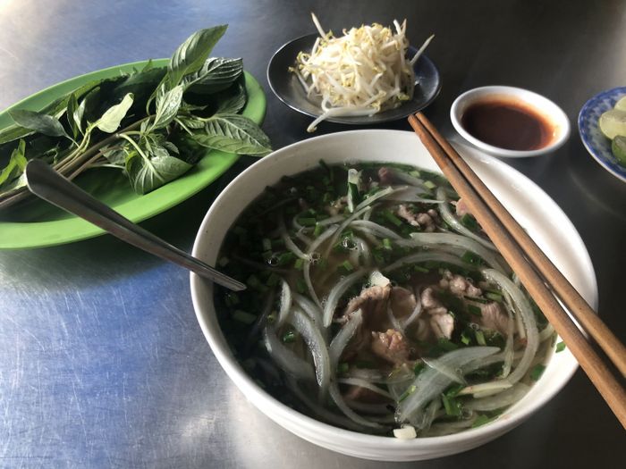 Không gian ấm áp và tô phở đặc trưng tại Phở Kiêm