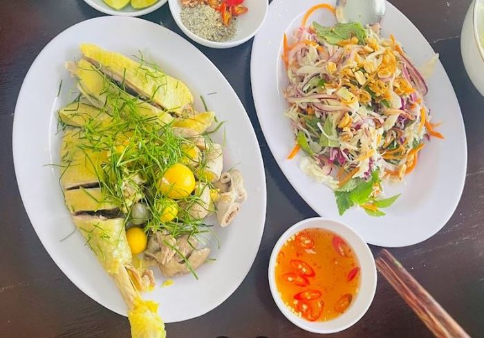 Hình ảnh món ngon đặc trưng tại Cơm Gà Tam Kỳ AT