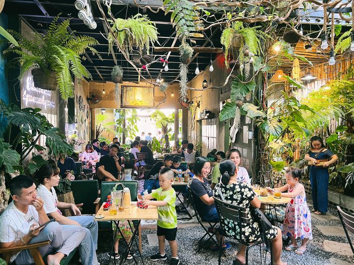 Không gian xanh mát tại Lá Coffee