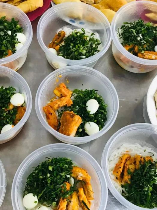 Hình ảnh tô bánh canh cá lóc Dì Quý bốc khói thơm lừng