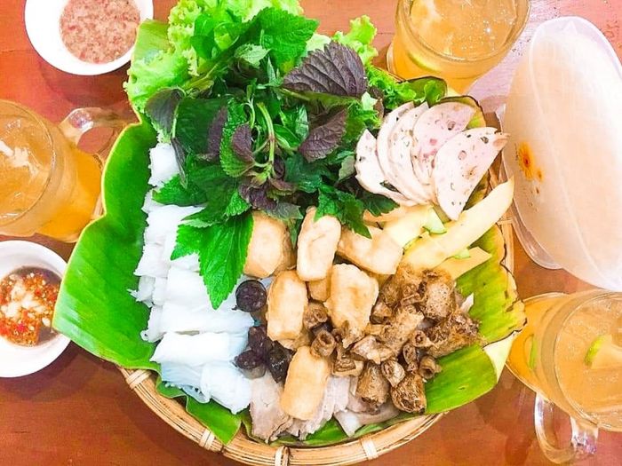 Mâm bún đậu hấp dẫn kèm trà sữa tại Suke