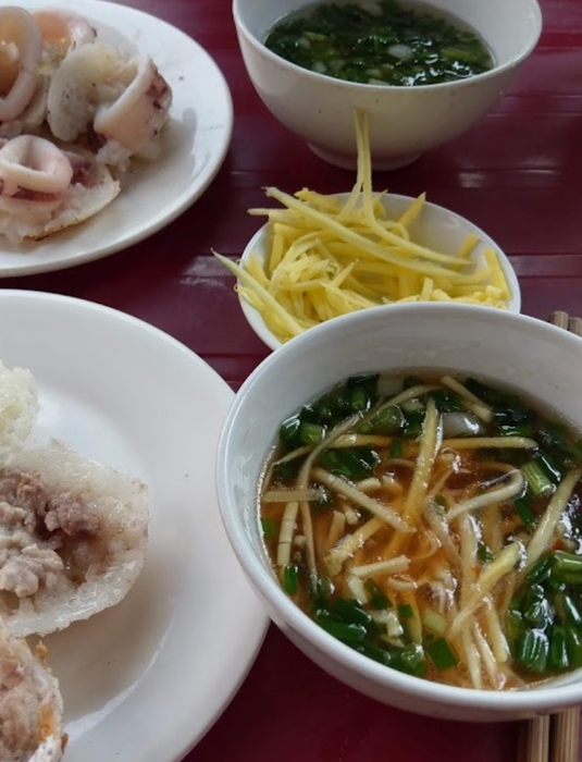 Những chiếc bánh căn vàng ươm hấp dẫn tại Quán Cô Thúy