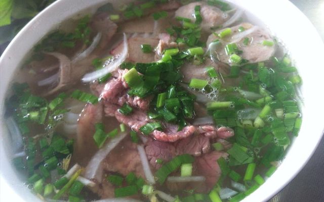 Không gian ấm cúng và tô phở đặc trưng tại Phở Lan