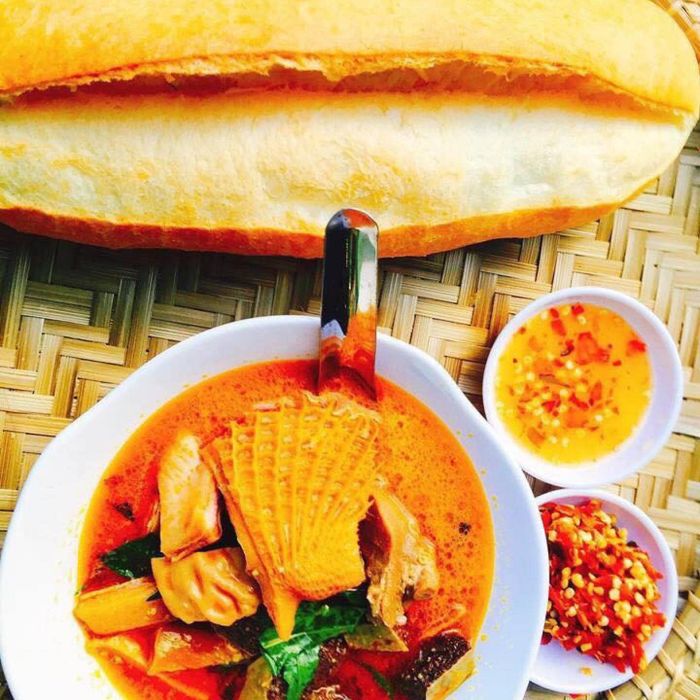 Không gian ấm cúng tại Quán Nhỏ