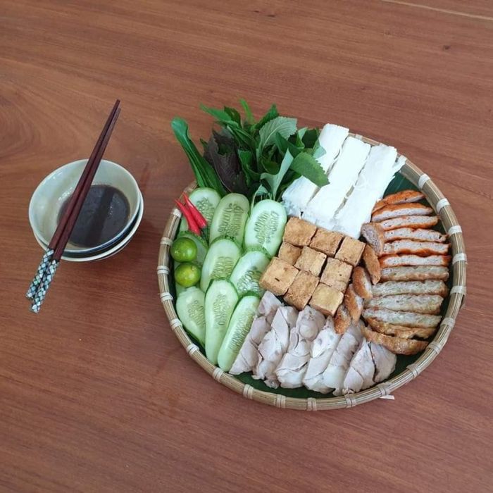 Mâm bún đậu thịnh soạn tại Bún Đậu 3 Chị Em