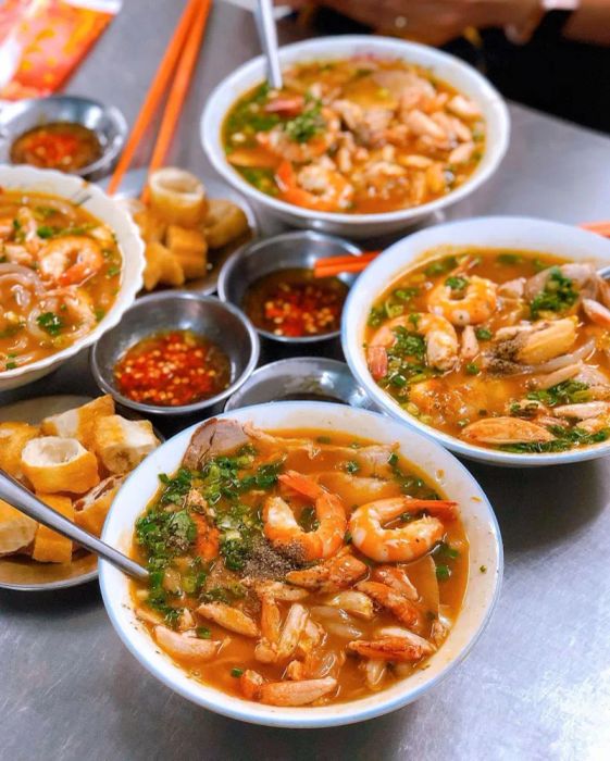 Ảnh 2: Góc quán ấm cúng với tô bánh canh cua đầy ắp nguyên liệu tươi ngon, sắp đặt đẹp mắt