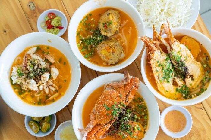 Hình ảnh tôm hùm tươi ngon trong tô bánh canh sánh mịn