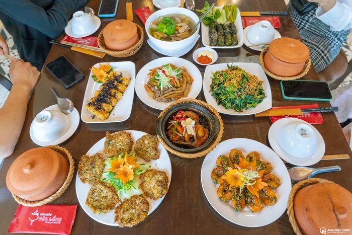 Không gian ấm cúng với những nồi cơm niêu vàng ruộm tại Cơm Niêu Đèn Lồng Đà Lạt