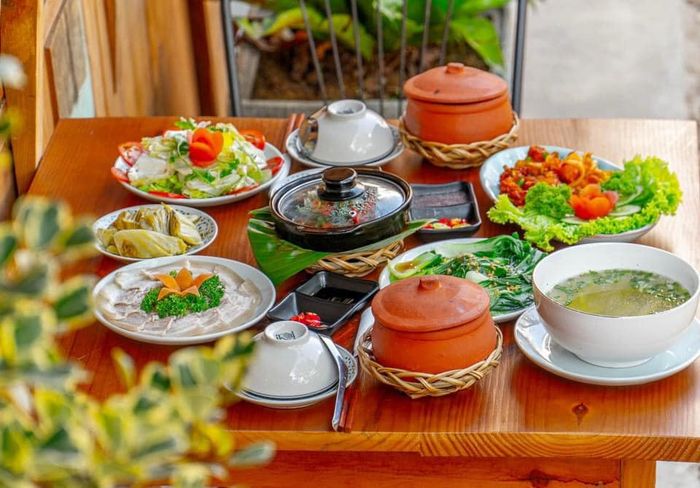 Những món ăn truyền thống đậm đà tại Tiệm Cơm Niêu Nhà Lá