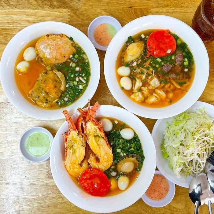 Hình ảnh tô bánh canh tôm hùm sang trọng tại Minh Thư