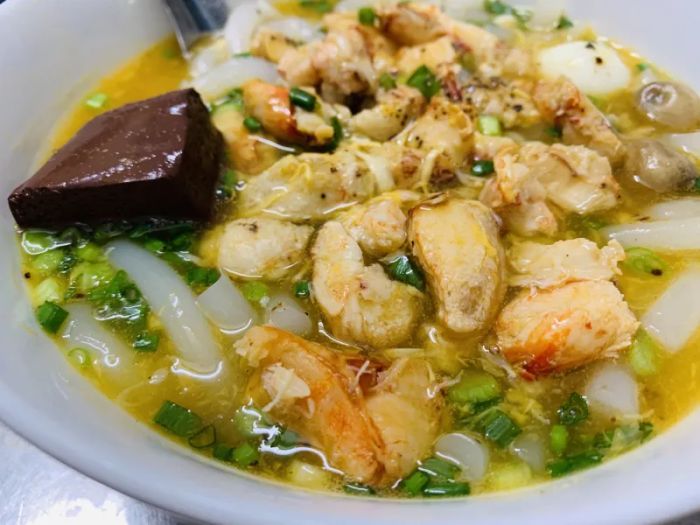 Không gian ấm cúng và món ngon đặc trưng tại quán