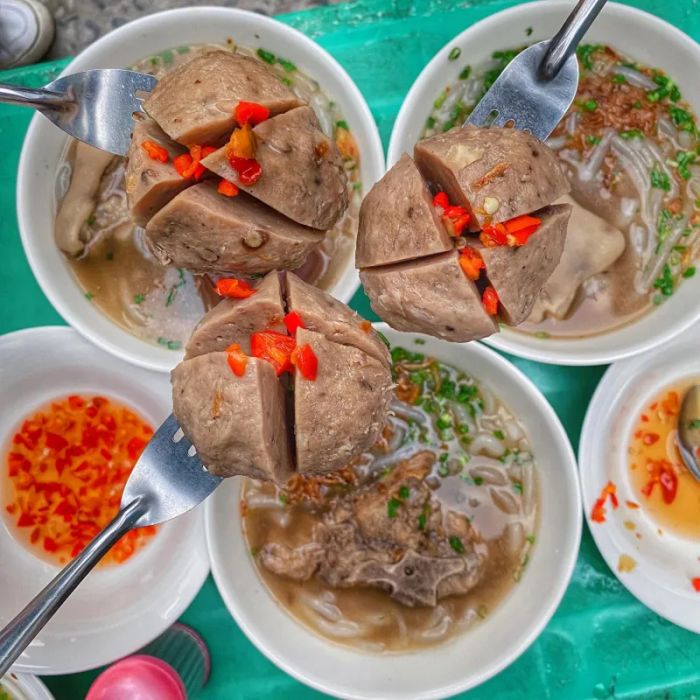 Ảnh 2: Không gian ấm cúng của quán với tô bánh canh đầy ắp nguyên liệu tươi ngon