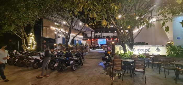 Hồ cá Koi thơ mộng tại Koi Cafe