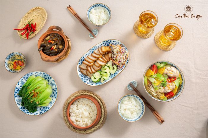 Những món ăn đặc sản ba miền được trình bày tinh tế tại Cơm Niêu Sài Gòn