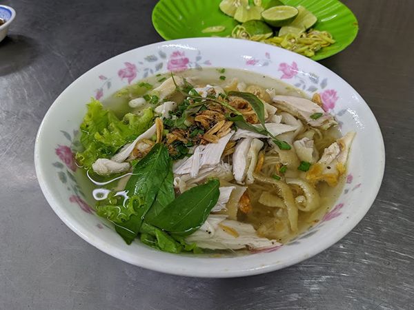 Hình ảnh món hủ tiếu gà truyền thống