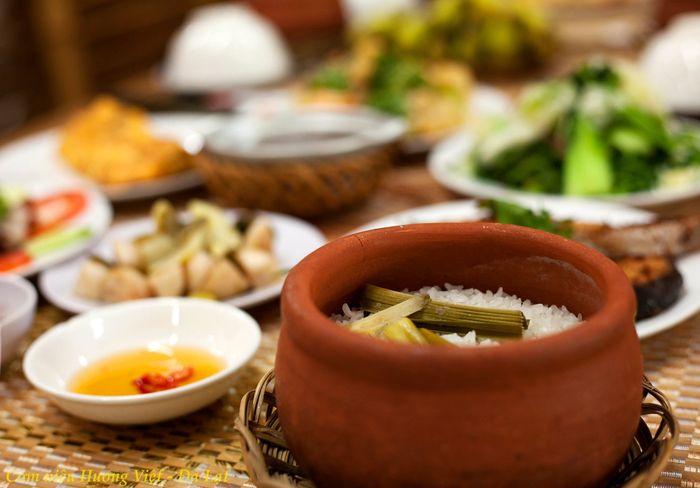 Không gian ấm cúng với những niêu cơm vàng ruộm tại Cơm Niêu Hương Việt