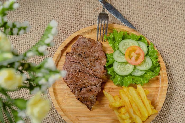 Hình ảnh không gian ấm cúng tại La Carambole Bistro