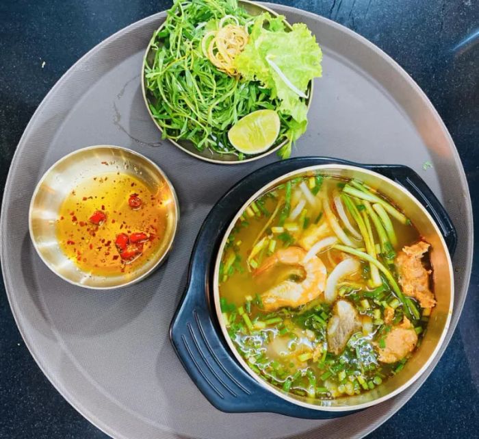 Hình ảnh tô bánh canh cá lóc thơm ngon đầy hấp dẫn
