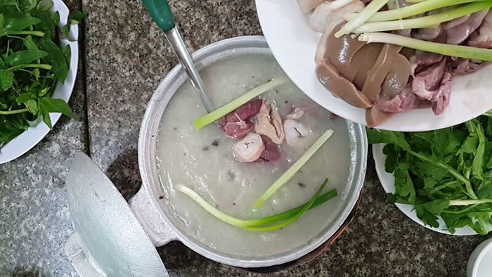Không gian ấm cúng tại quán cháo lòng Bà Út