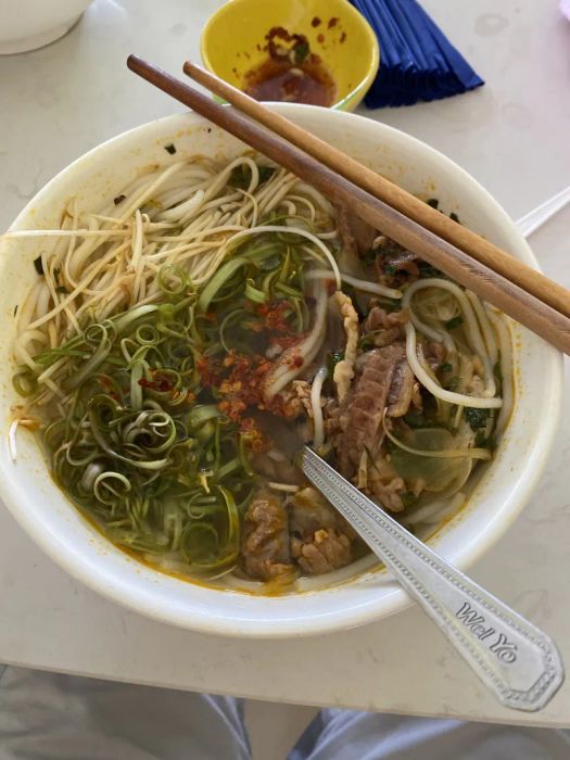 Hình ảnh tô bún bò Huế thứ hai tại O Sáu