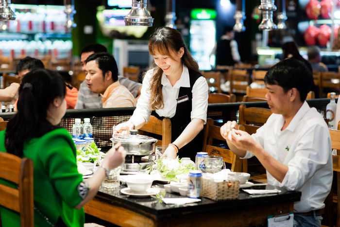 Đội ngũ nhân viên phục vụ tận tâm và chuyên nghiệp (Ảnh 3)