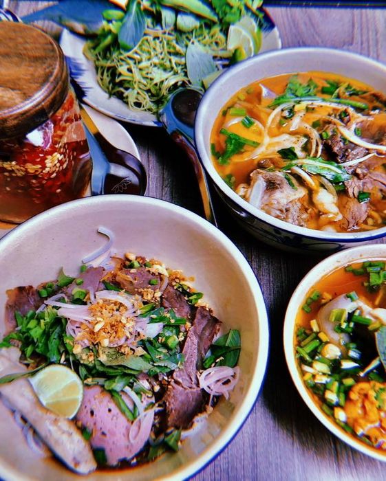 Tô bún bò Huế thơm ngon, bắt mắt tại Tiệm Bún Bò 1988