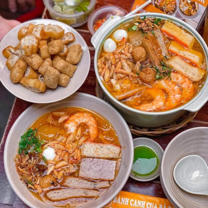 Không gian ấm cúng và món ngon đặc trưng tại Bánh Canh Cua Bà Ba