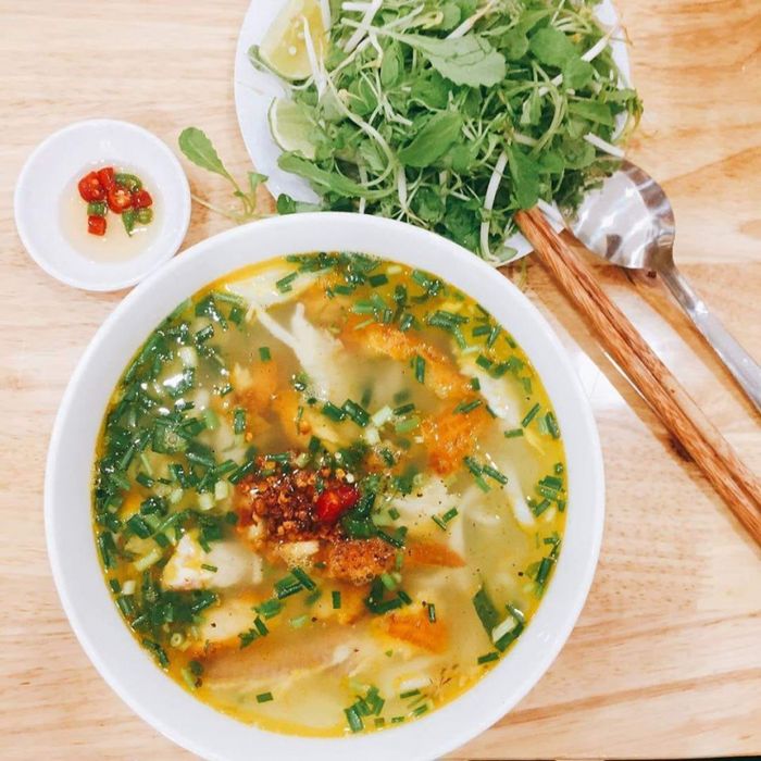 Tô bánh canh cá lóc thơm ngon đậm vị Huế