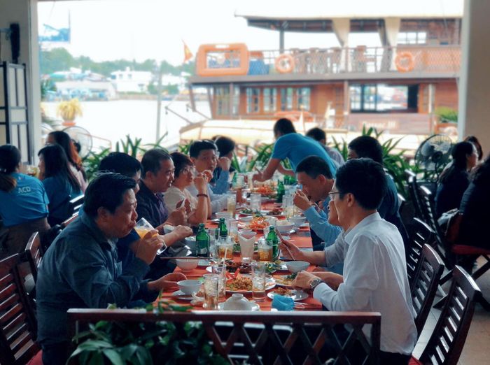Ảnh 1 - Không gian ấm cúng bên bến Ninh Kiều tại Sao Hôm Restaurant