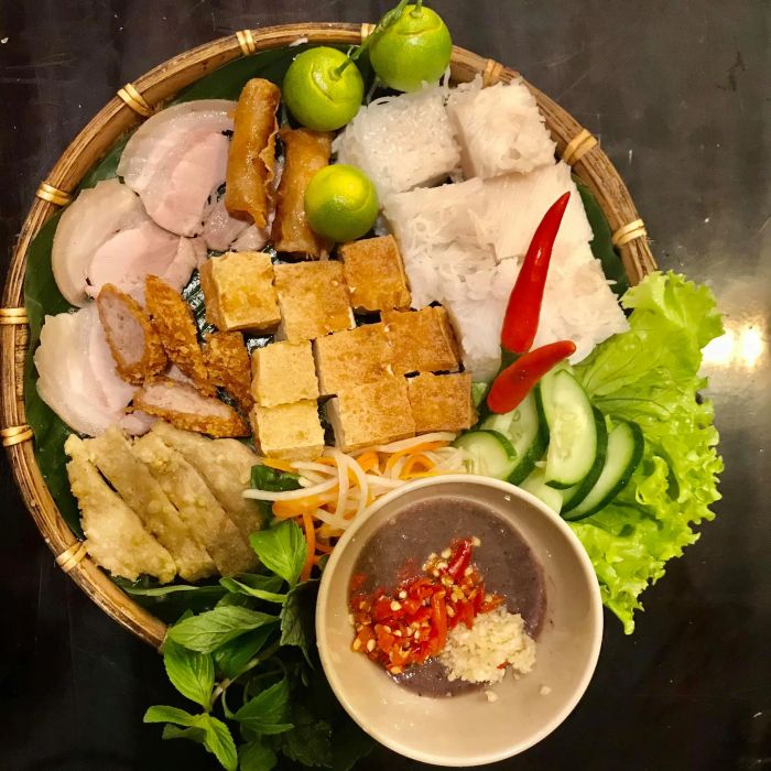 Hình ảnh món bún đậu thập cẩm đầy màu sắc tại Ẩm thực ĐẬU