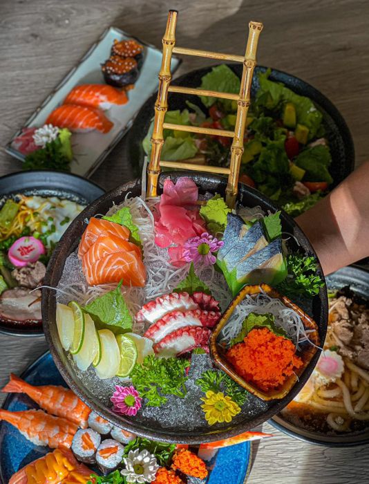 Set sushi tươi ngon được trình bày tinh tế tại Bolo Sushi Ramen