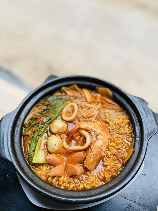 Không gian ấm cúng và món ngon đặc trưng tại Tế Fast Food