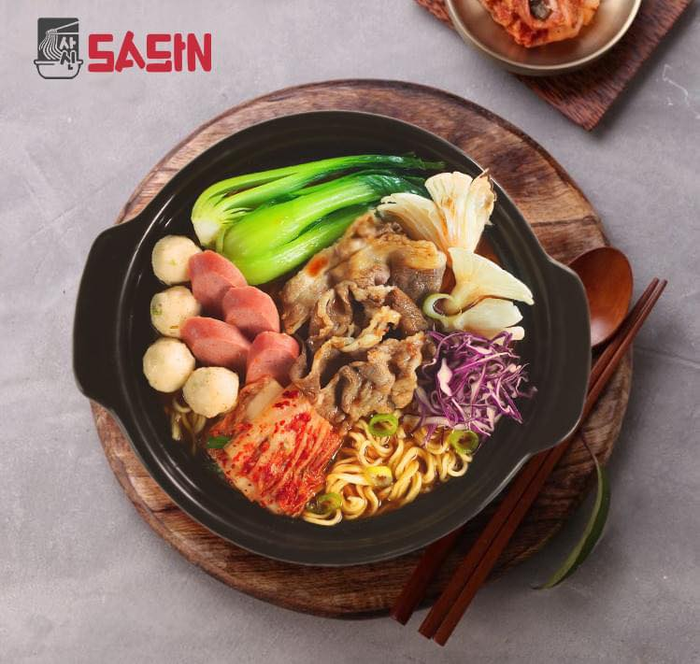 Không gian ấm cúng và món ngon đặc trưng tại Mì Cay Sasin