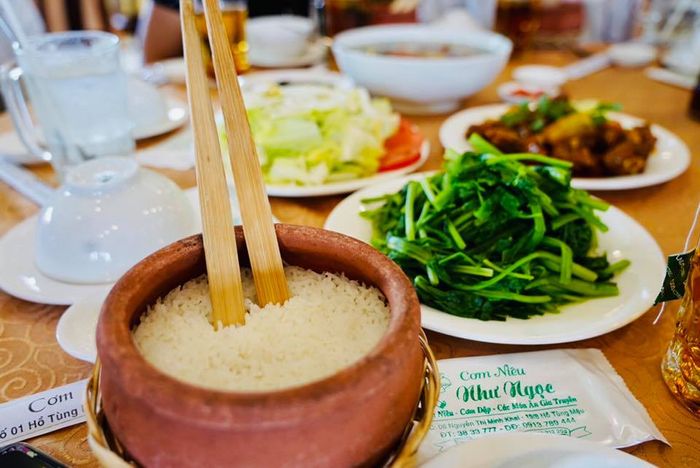Không gian ấm cúng với những niêu cơm vàng óng tại Cơm Niêu Như Ngọc