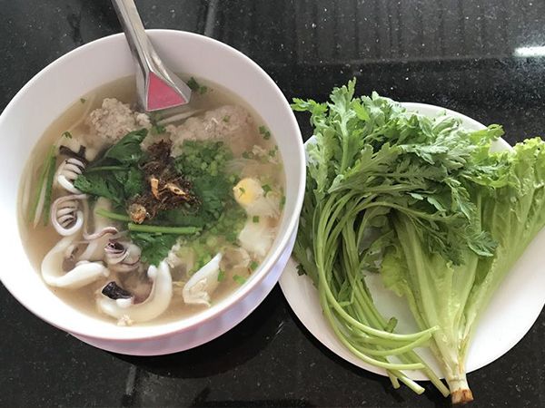 Hình ảnh tô hủ tiếu mực thơm ngon đầy màu sắc