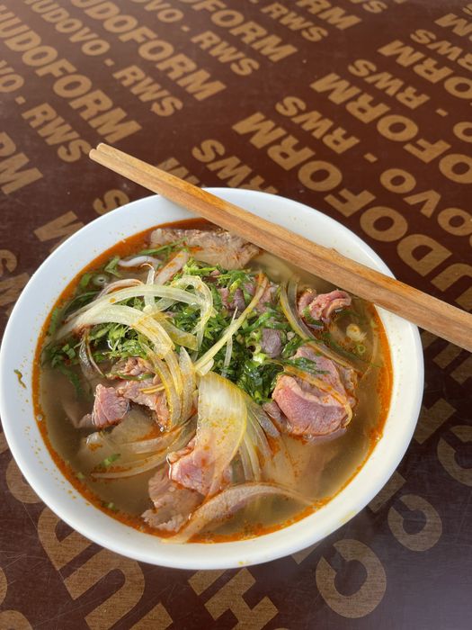 Hình ảnh không gian sang trọng và món ăn bắt mắt tại Bún Bò Huế Lyon