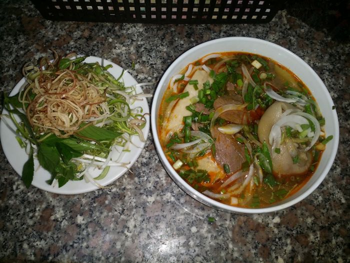 Hình ảnh tô bún bò Huế đầy đặn với giò heo và bắp bò tại Bún Bò Huế Thủy