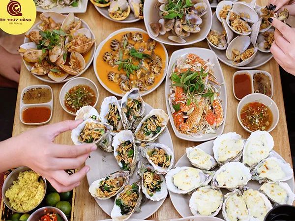 Thực đơn phong phú với đủ loại hải sản tươi sống