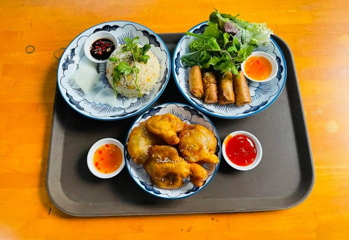 Không gian ấm cúng tại Ẩm Thực Chay Long Hoa (Ảnh 2)
