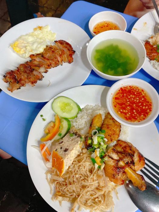 Không gian ấm cúng tại Cơm Tấm Hậu