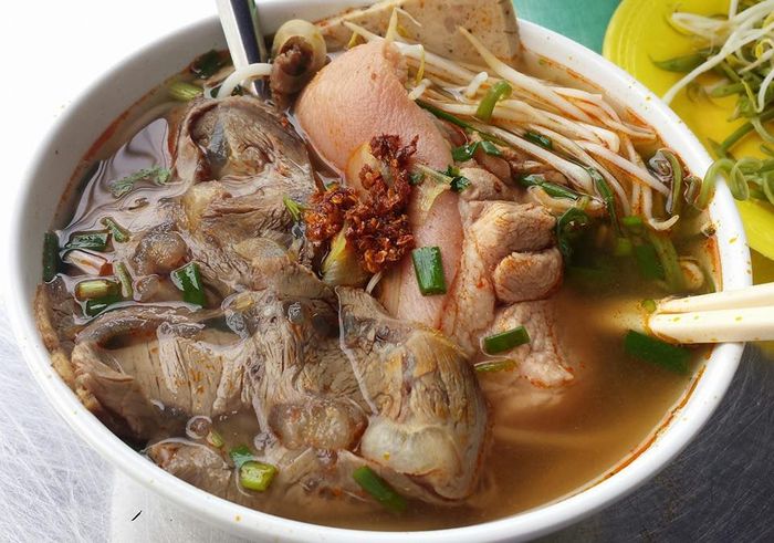 Tô bún bò Huế Quân Huyền hấp dẫn với phần thịt đầy ắp