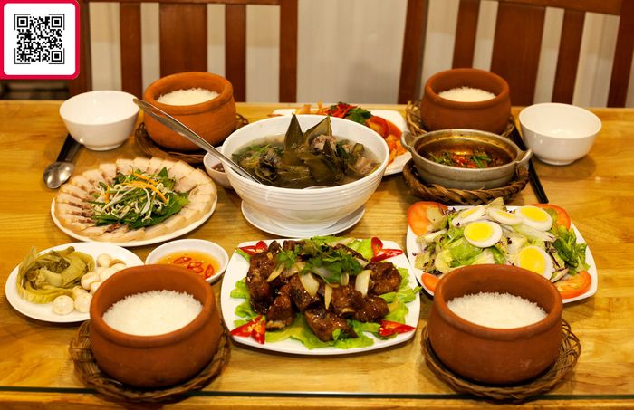 Bữa cơm gia đình ấm áp với những món ngon truyền thống tại Cơm Niêu Hương Việt