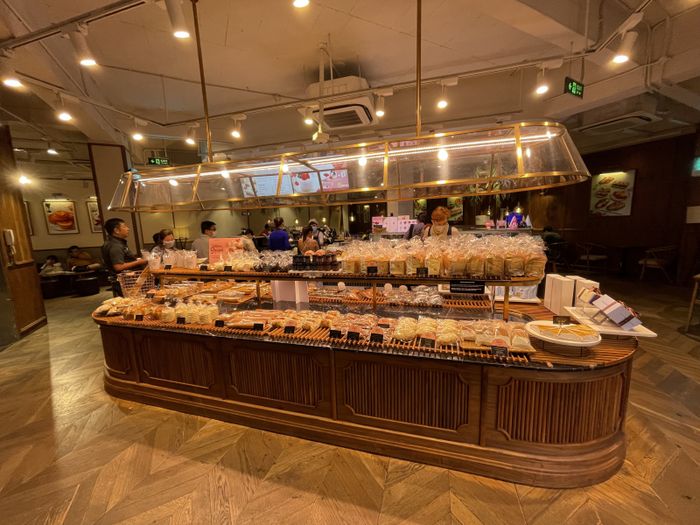 Hình ảnh không gian sang trọng và những chiếc bánh thơm ngon tại Paris Baguette