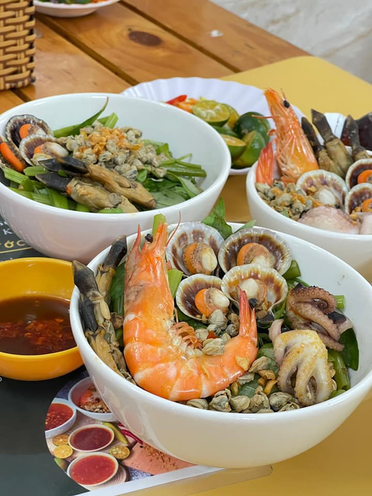 Hình ảnh tô mì ốc hến thơm ngon đầy màu sắc tại Dì Lan