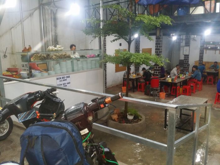 Hình ảnh tô bún bò Huế đầy đặn tại Bún Bò Huế Thủy