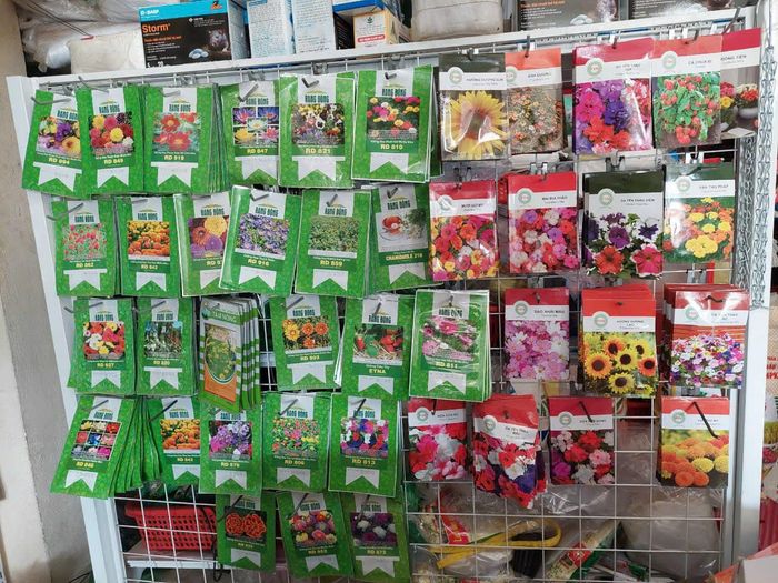 Không gian trưng bày đa dạng tại Cửa Hàng Vật Tư Nông Nghiệp Mai Ngân