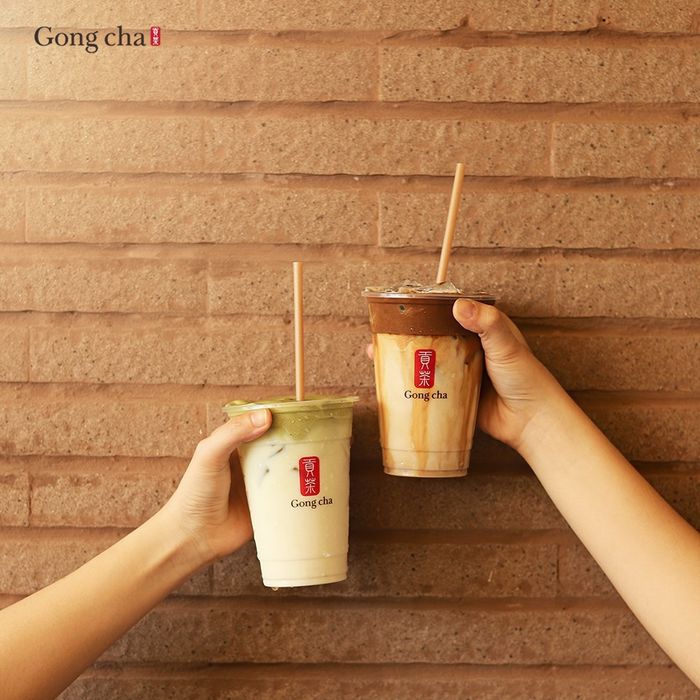 Hình ảnh thứ hai ghi lại những khoảnh khắc đáng nhớ cùng hương vị trà sữa tuyệt hảo