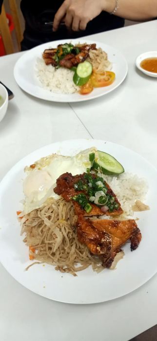 Đĩa cơm tấm sườn nướng vàng ươm tại Cơm Tấm Hậu